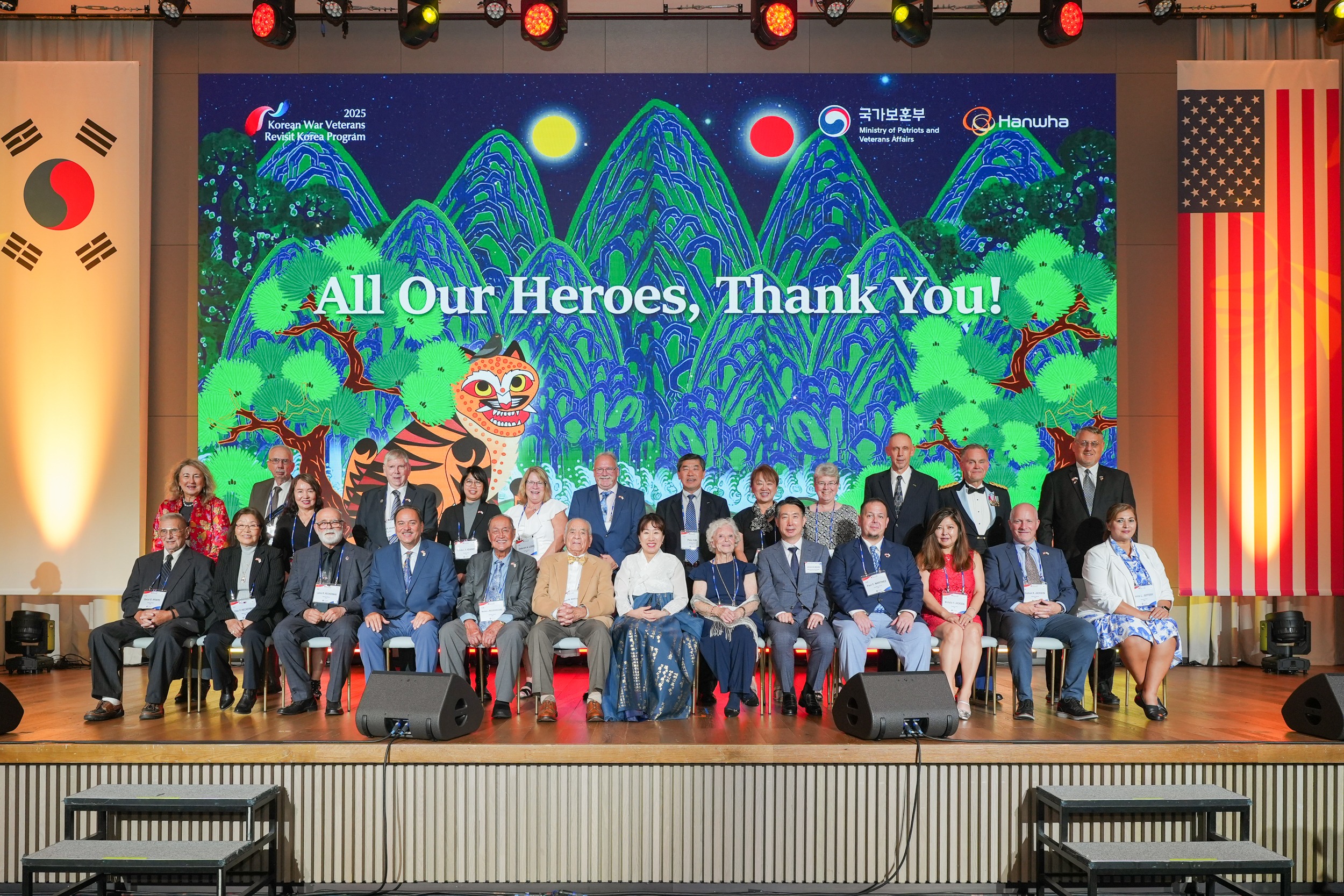 ▲ 강윤진 국가보훈부 차관(앞줄 왼쪽에서 일곱 번째)이 9월 19일 부산 해운대구 시그니엘 호텔에서 열린 유엔참전용사 재방한 초청 감사 만찬에 참석한 유엔참전용사들과 함께 기념 촬영을 하고 있다.