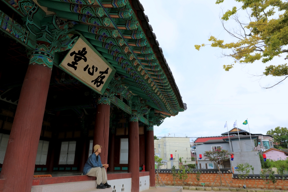 图为在全罗南道高兴郡存心堂大厅享受的悠闲时光。图片来源：韩国旅游发展局 