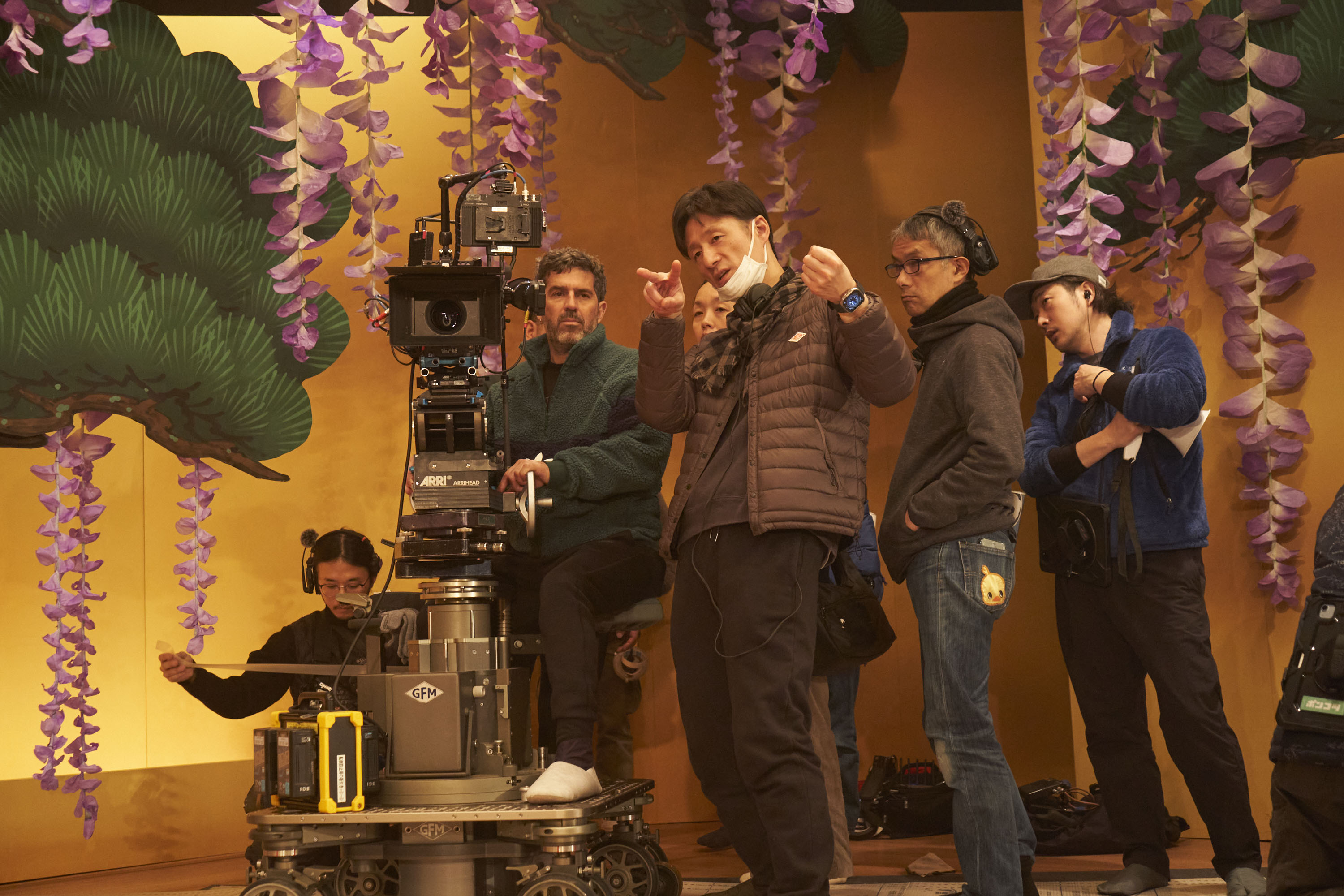 11月19日，在日本突破千万观影人数的在日韩裔导演李相日新片《国宝》将与韩国观众见面。图为李相日在《国宝》拍摄现场。图片来源：Media Castle