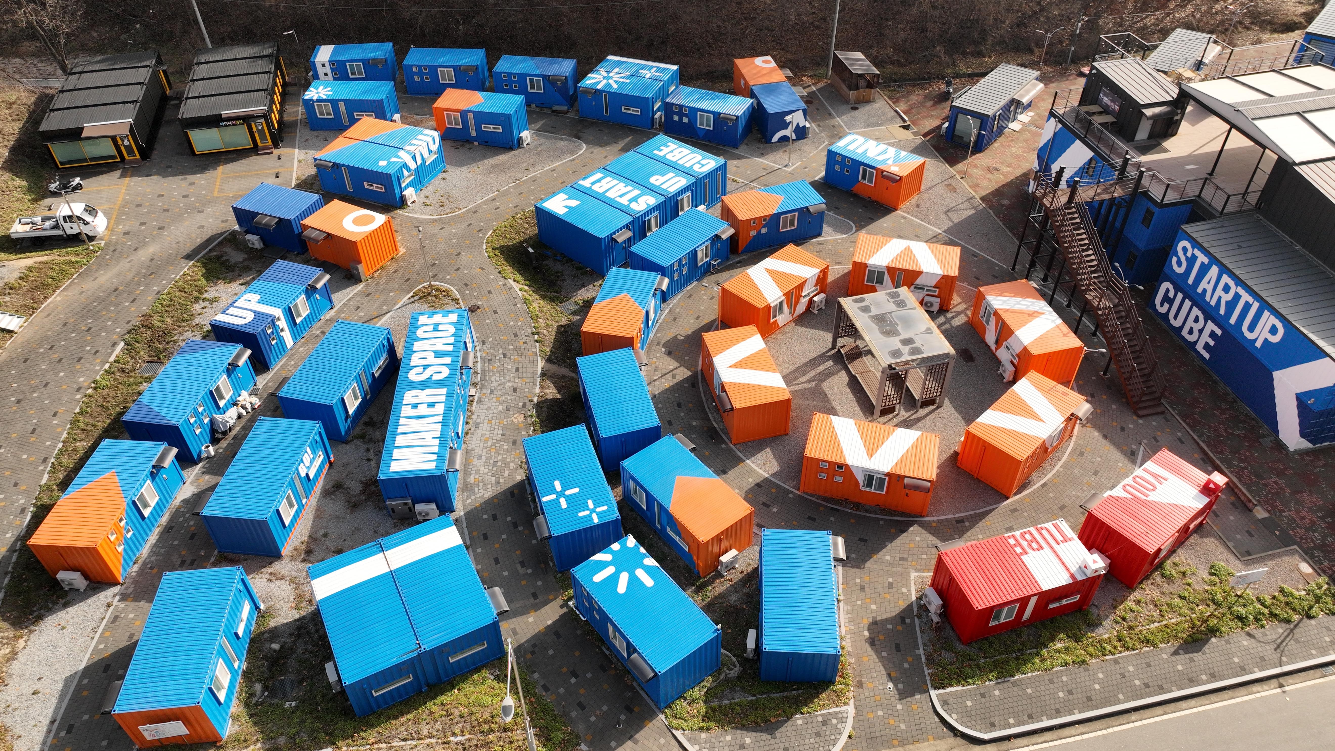 江原大学打造的“KNU创业魔方”由合作空间、创作工坊、教室和会议室等组成，这里入驻了学生创业社团和研究所、企业等70多家预备生物创业者。图片来源：江原大学产学协力团