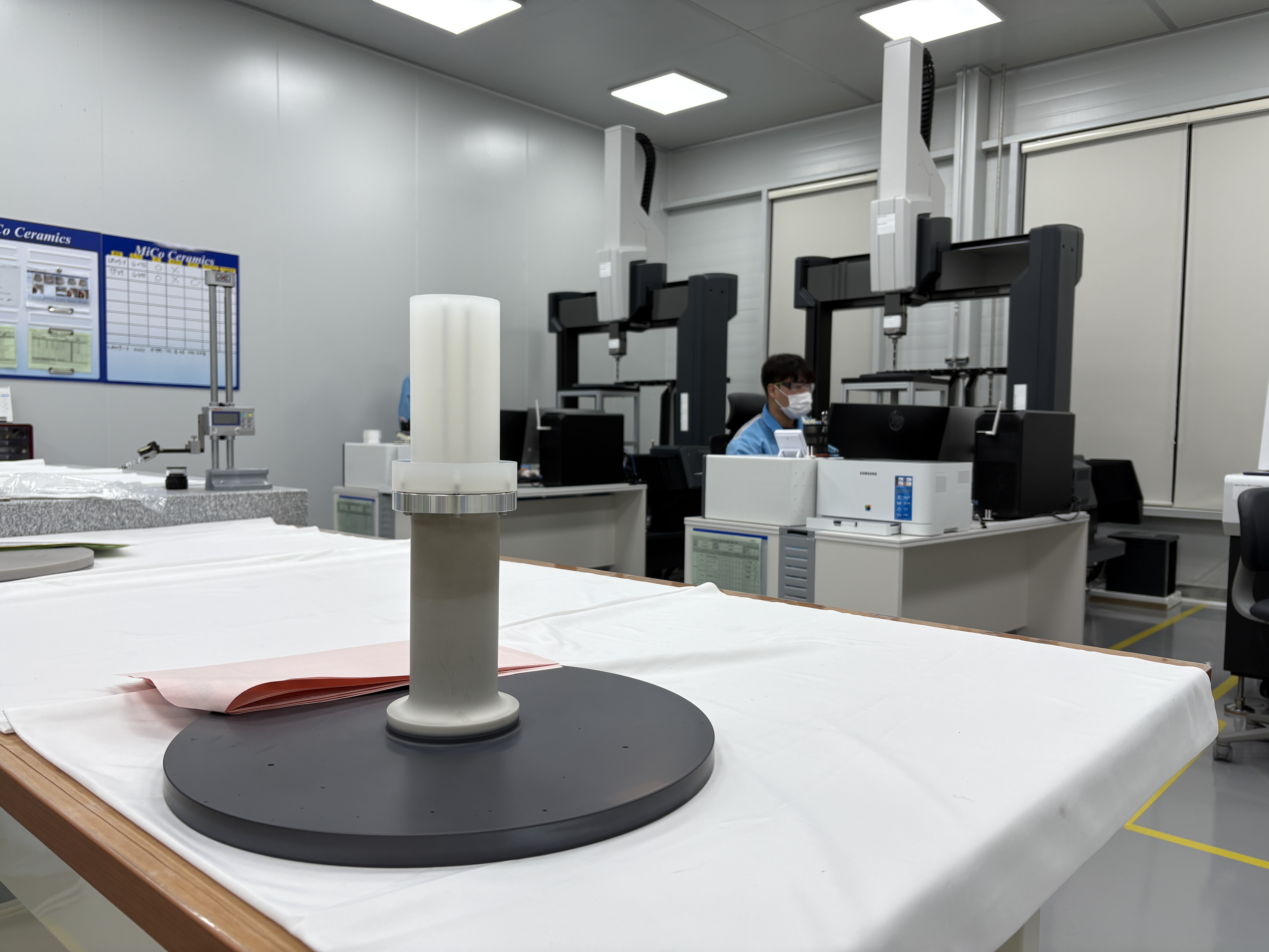 图为11月6日，韩企MiCo Ceramics员工在江原江陵第四工厂的质检室内，对用于半导体设备的“氮化铝（AlN）加热器”部件进行测量。精密检测是确认零部件是否符合设计标准的关键环节。韩宣网记者Charles Audouin 摄