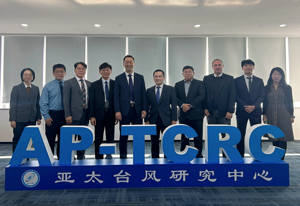 11月20日，韩国气象厅国立气象科学院与中国亚太台风研究中心负责人在中国上海签署业务合作协议（MOU）后合影。图片来源：韩国气象厅