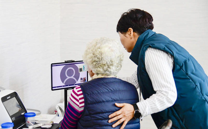 韩国保健福祉部表示，在12月2日举行的国会全体会议上通过了旨在将线上诊疗具体落实到制度化的《医疗法》修订案。图为在全罗北道南原市的一家敬老堂，一位老人正在通过线上诊疗系统接受问诊。图片来源：南原市