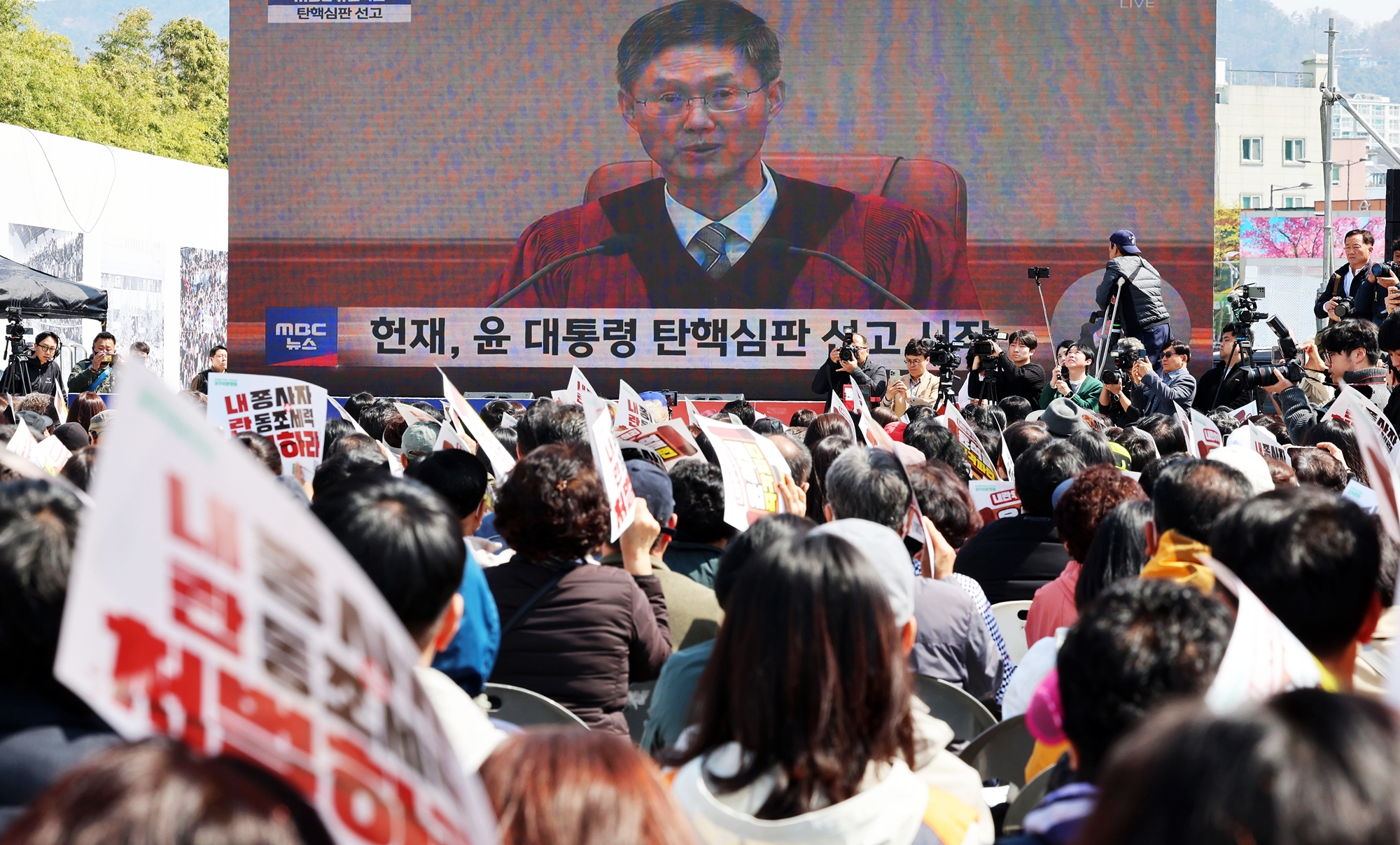 罢免前韩国总统尹锡悦 4月4日，韩国宪法裁判所（宪法法院）就韩国总统尹锡悦的弹劾案进行宣判，参加弹劾案表决的8名法官罢免意见一致，裁定罢免尹锡悦的总统职位。宪法法院裁定的效力即时生效，尹锡悦随即被免去总统职务。该弹劾案距离尹锡悦去年12月3日宣布实施紧急戒严112天，12月14日被国会受理111天之后，最终尘埃落定。4月4日上午，在光州东区五一八民主广场，市民们正在收看韩国宪法裁判所对韩国总统尹锡悦的弹劾案宣判直播。图片来源：韩联社 