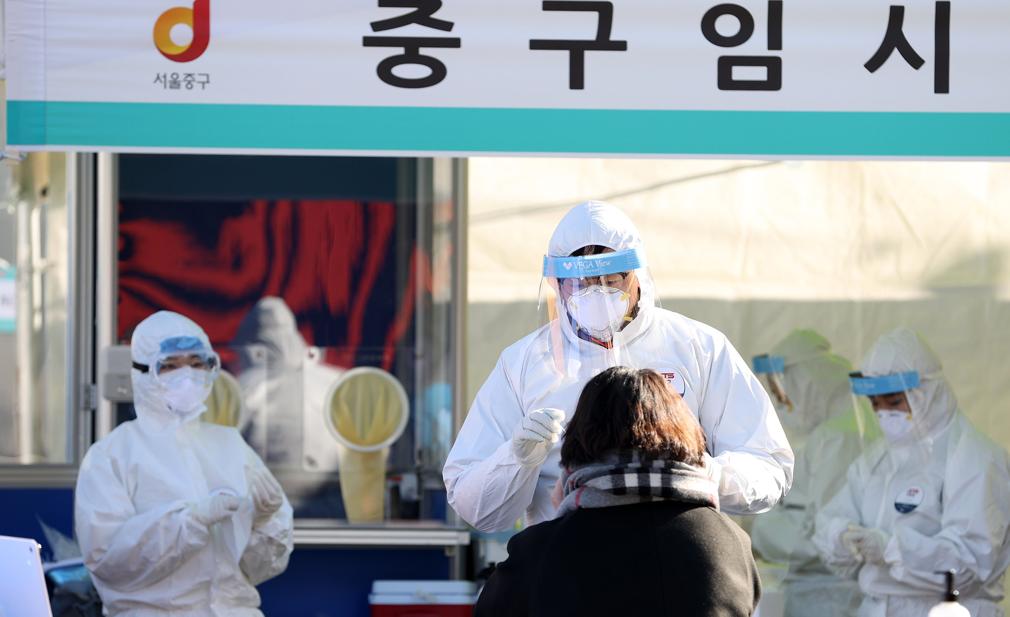 韩国疾病管理厅国立保健研究院12月10日表示，通过动物实验查明了新冠感染后出现的注意力和记忆力下降等认知障碍的原因。图为2020年12月17日，首尔中区首尔站前新冠临时筛查检测点，一名市民正在接受检测。图片来源：韩宣网DB