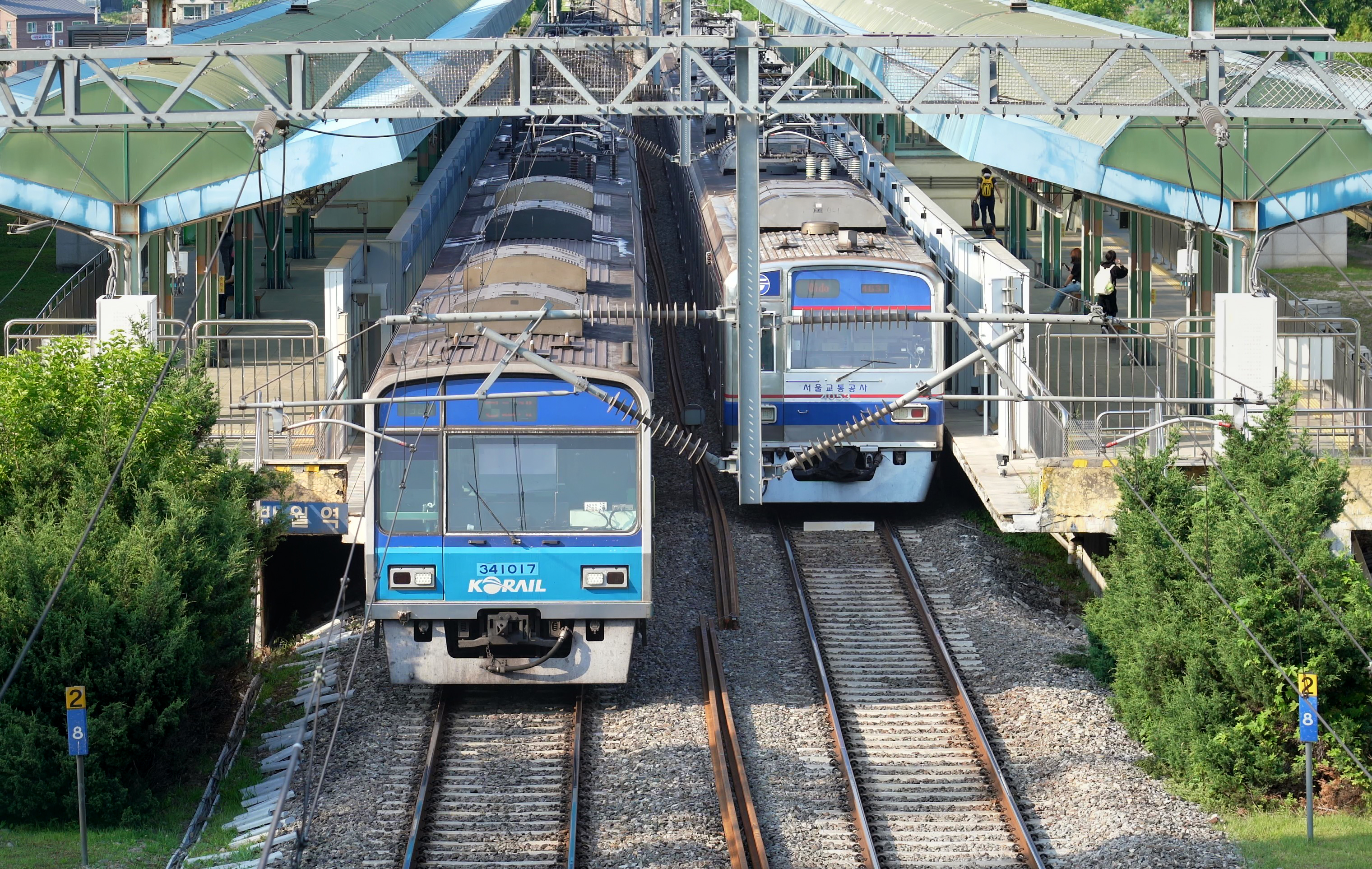 韩国国土交通部大都市圈广域交通委员会12月15日表示，将扩大公共交通费返还支援项目（K-Pass），以减轻公共交通使用者的出行负担。图为京畿道安山市乾乾洞半月站附近行驶的首都圈地铁4号线列车。韩宣网名誉记者徐傲 摄