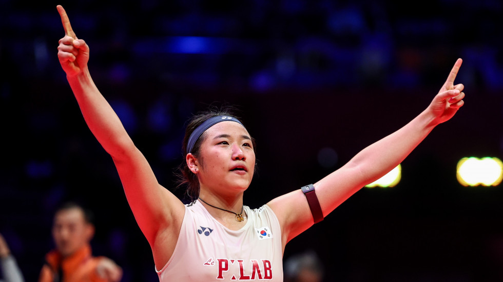 12月21日，在中国杭州举行的2025年世界羽联（BWF）世界巡回赛总决赛女单决赛中，安洗莹夺冠后用手指比出“11”的手势庆祝胜利。图片来源：BWF