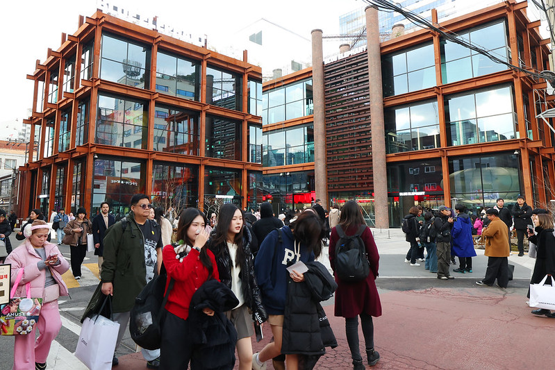 韩国文化体育观光部12月23日表示，今年访韩外国游客有望超过1870万人次，创历史新高。图为首尔城东区圣水洞的游客。韩宣网记者李廷佑 摄