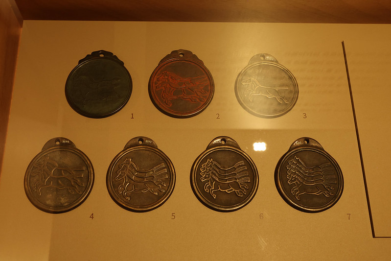 在首尔钟路区国立民俗博物馆举行的特别展《日常生活中处处可见的“马”》中，所展出的“马牌”。韩宣网记者朴大珍 摄