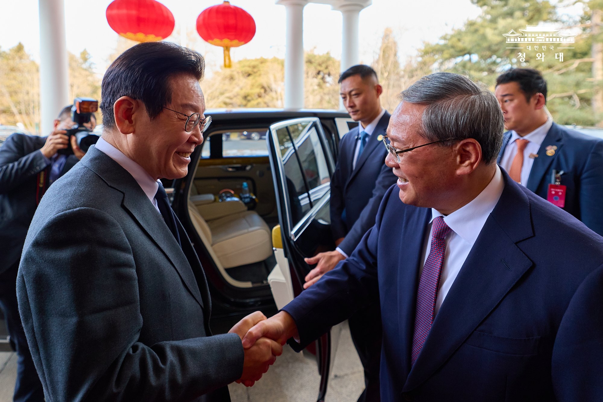 当地时间1月6日，韩国总统李在明（左）在北京钓鱼台国宾馆会见了中共中央政治局常委、国务院总理李强。图片来源：大韩民国青瓦台 