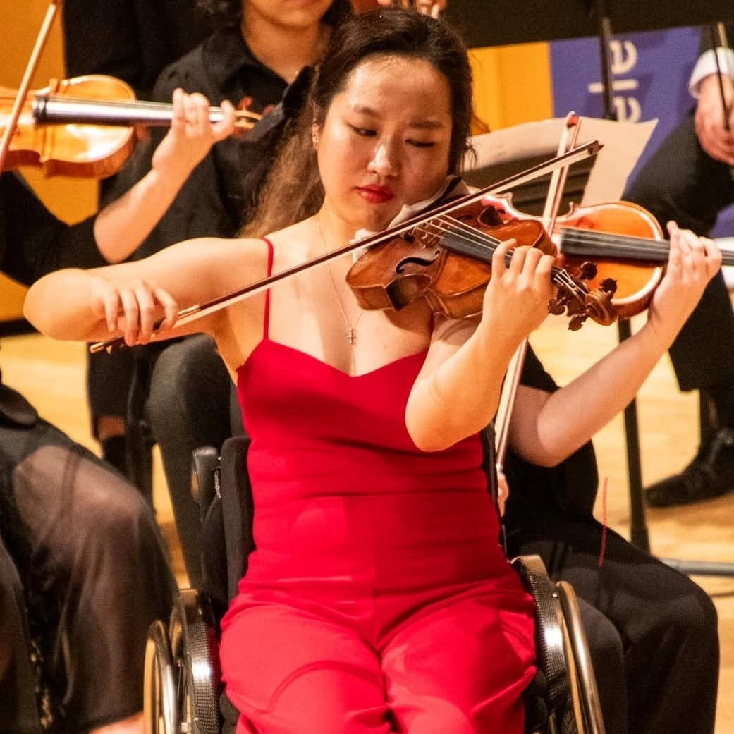 当地时间1月18日，在美国博卡拉顿举行的&ldquo;2026埃尔玛&middot;奥利维拉国际小提琴比赛（EOIVC 2026）&rdquo;中夺冠的小提琴家林贤宰。图片来源：EOIVC官方Instagram