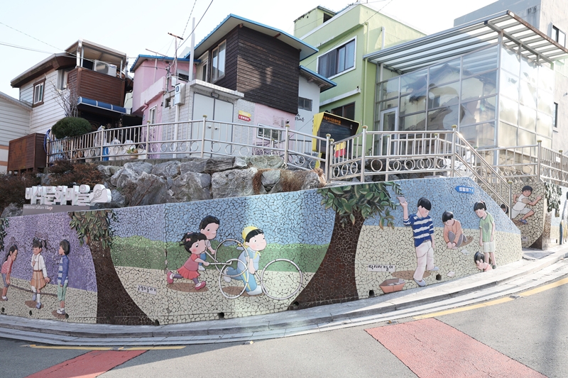 釜山西区峨嵋洞碑石村景象。该村形成于1906年天马山半山腰的日本人共同墓地旧址，避难民为求生存在此搭建住所，利用墓碑和供桌作为挡土墙和地基，因而得名&ldquo;碑石村&rdquo;。韩宣网记者李廷佑 摄