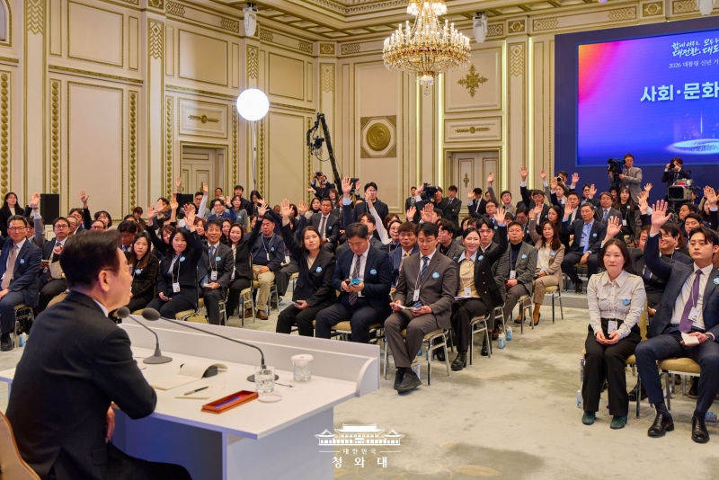 1月21日，在青瓦台迎宾馆，韩国总统李在明召开新年记者招待会，并正在接受记者提问。图片来源：大韩民国青瓦台