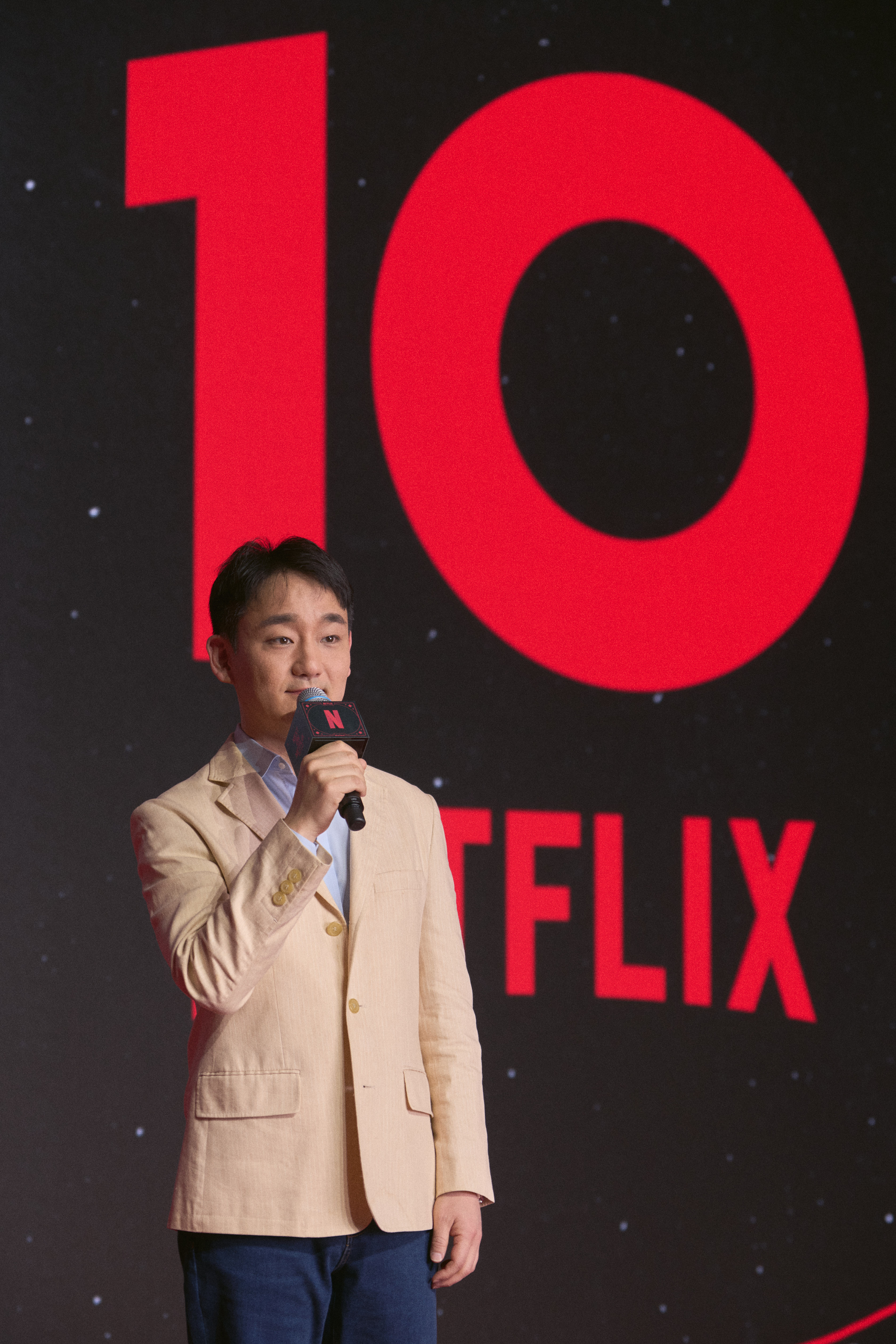 1月21日，在首尔永登浦区康拉德酒店举行的&ldquo;Next on Netflix 2026 Korea&rdquo;活动上，奈飞韩国内容总管副总裁姜东汉（音）正在致辞。图片来源：奈飞