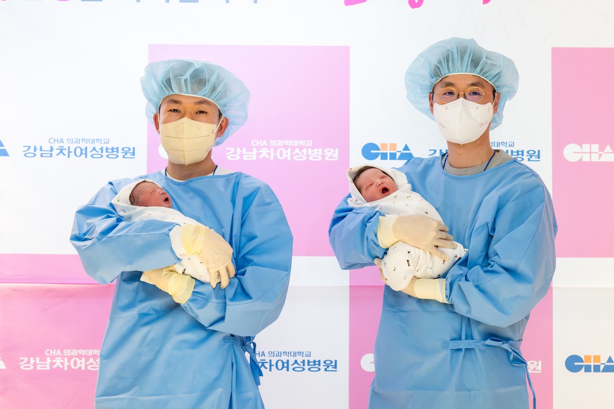 1月1日，出生于首尔江南区江南CHA女性医院的两名新年新生儿在父亲怀中。图片来源：CHA医科大学江南CHA女性医院