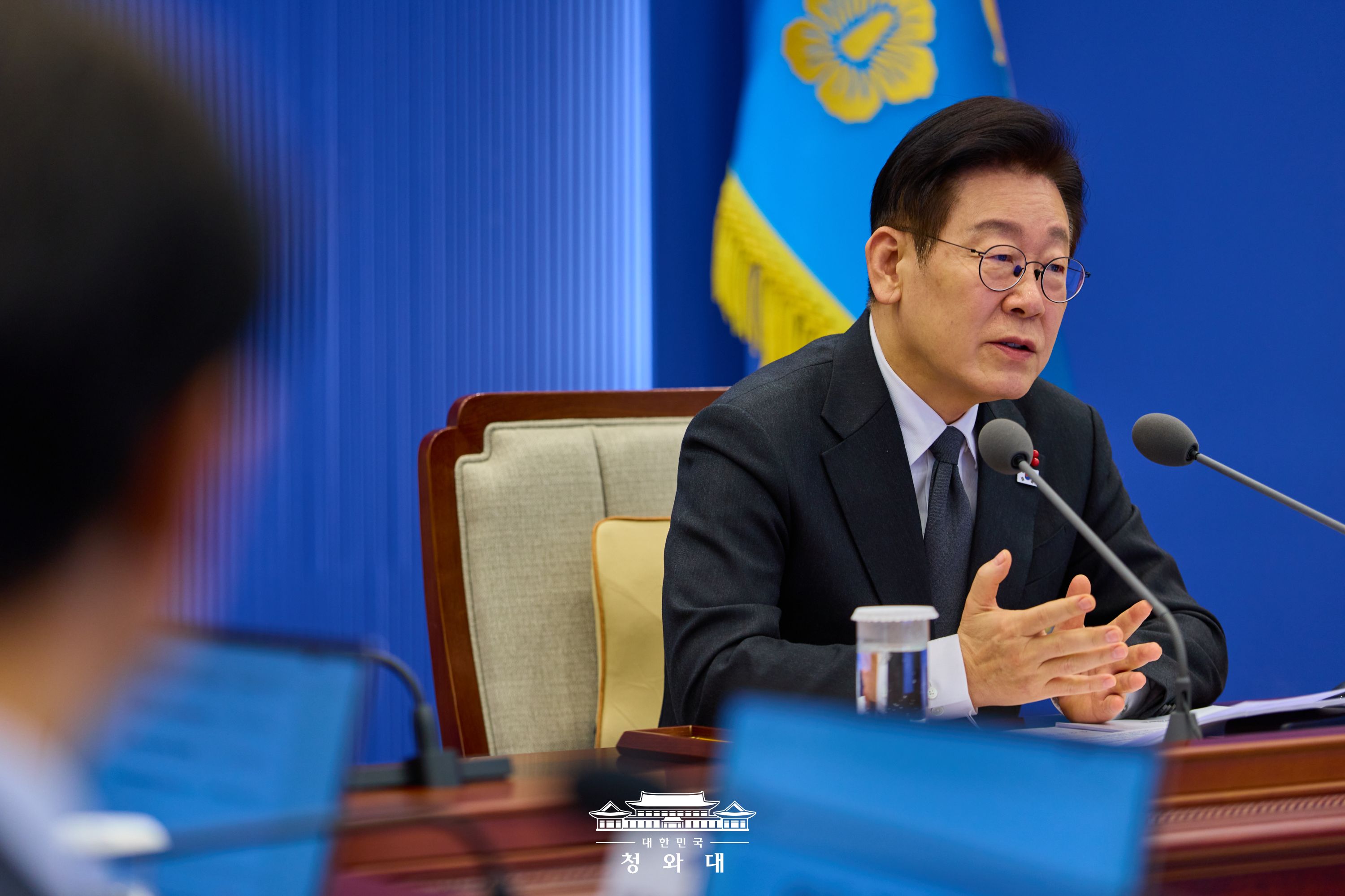 1月30日，韩国总统李在明再次重申，将严厉打击击跨境诈骗犯罪。图为1月29日，在青瓦台主持召开的第21次首席秘书和辅佐官会议上正在发言。图片来源：大韩民国青瓦台