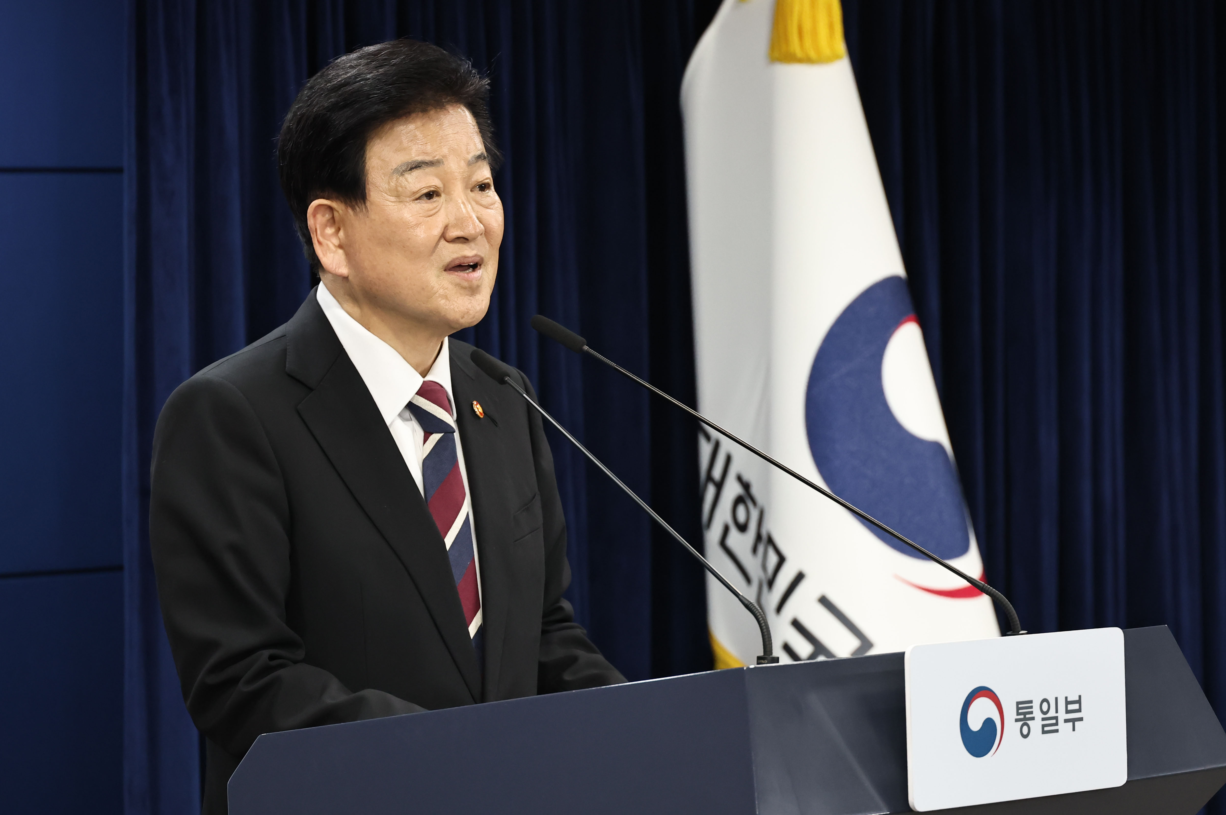 2月18日，韩国统一部长官郑东泳在首尔钟路区政府首尔办公楼举行记者会，公布防止对朝无人机事件再次发生的对策。图片来源：韩联社