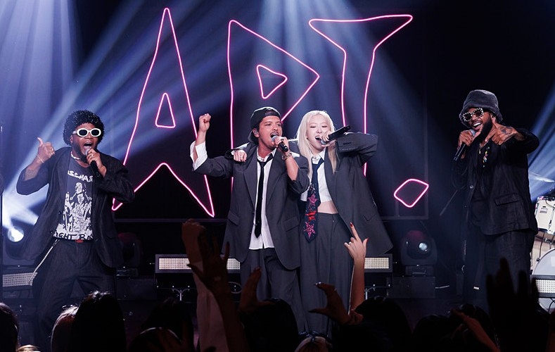 2月25日，文化体育观光部和韩国文化信息院发布《通过外媒与社交媒体数据解读的2025年全球韩流趋势分析报告》显示，韩流正在从音乐逐步延伸至文学、电影、旅游等领域。图为BLACKPINK成员ROSÉ和布鲁诺·马尔斯的合作曲《APT.》演出现场。图片来源：CJ ENM