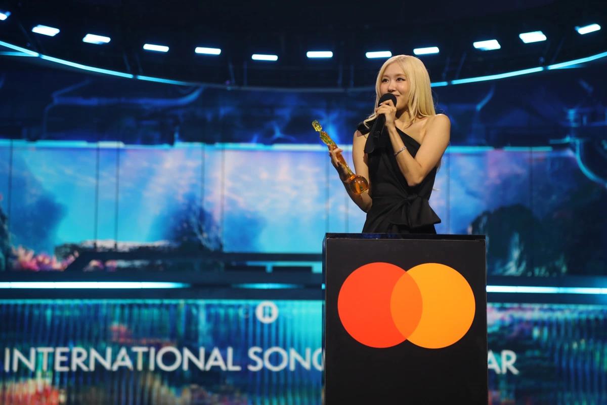 当地时间2月28日，在英国曼彻斯特举行的第46届全英音乐奖颁奖礼上，韩国女团BLACKPINK成员ROSÉ凭借与布鲁诺·马尔斯的合唱曲《APT.》获得年度国际歌曲奖，并正在发表获奖感言。图片来源：全英音乐奖官网