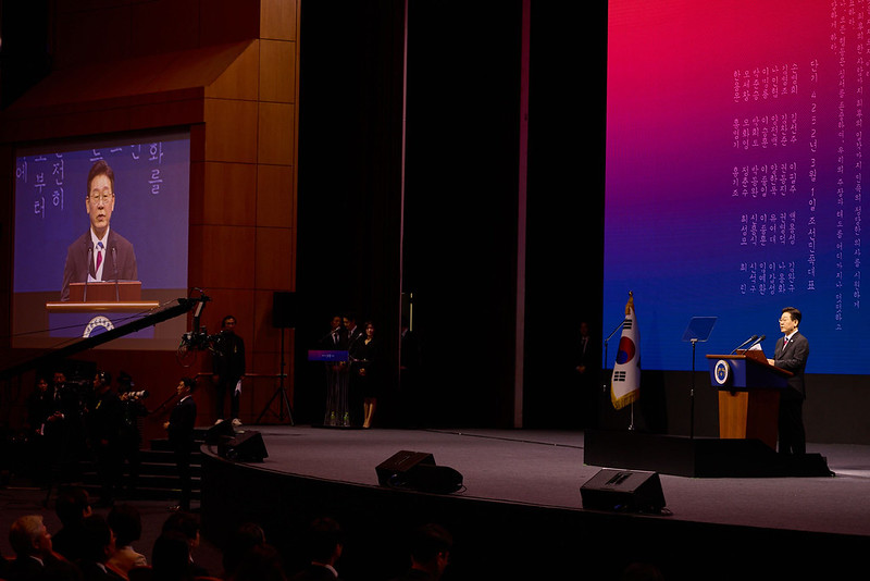 3月1日，在首尔江南区的韩国国际会展中心（COEX）举行的107周年三一节纪念仪式上，韩国总统李在明发表纪念演讲。图片来源：大韩民国青瓦台