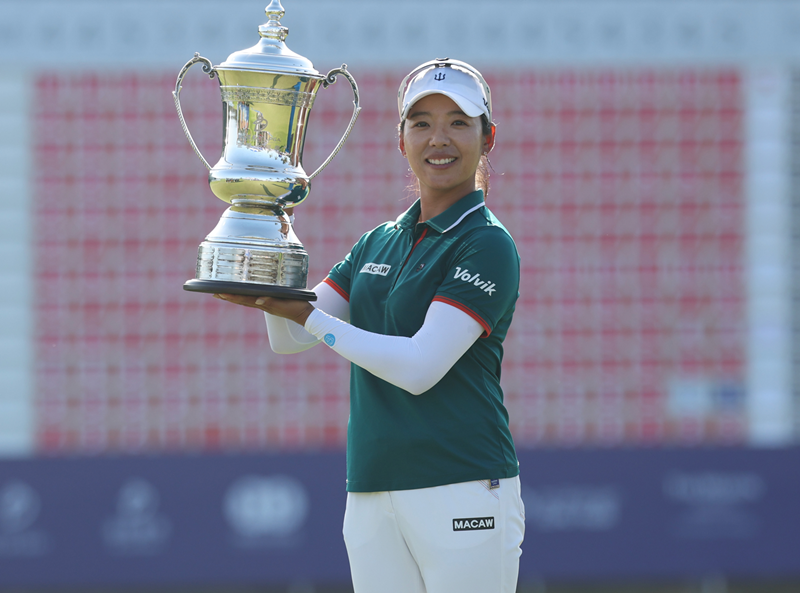 韩国高尔夫球运动员李美香手举女子职业高尔夫协会（LPGA）蓝湾大师赛冠军奖杯。图片来源：LPGA官网