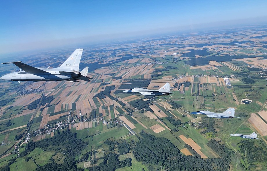 2023年8月15日，韩国向波兰空军交付的FA-50GF（左）轻型攻击机在当地进行首次飞行，以纪念波兰武装部队日。图片来源：韩国航空宇宙产业公司