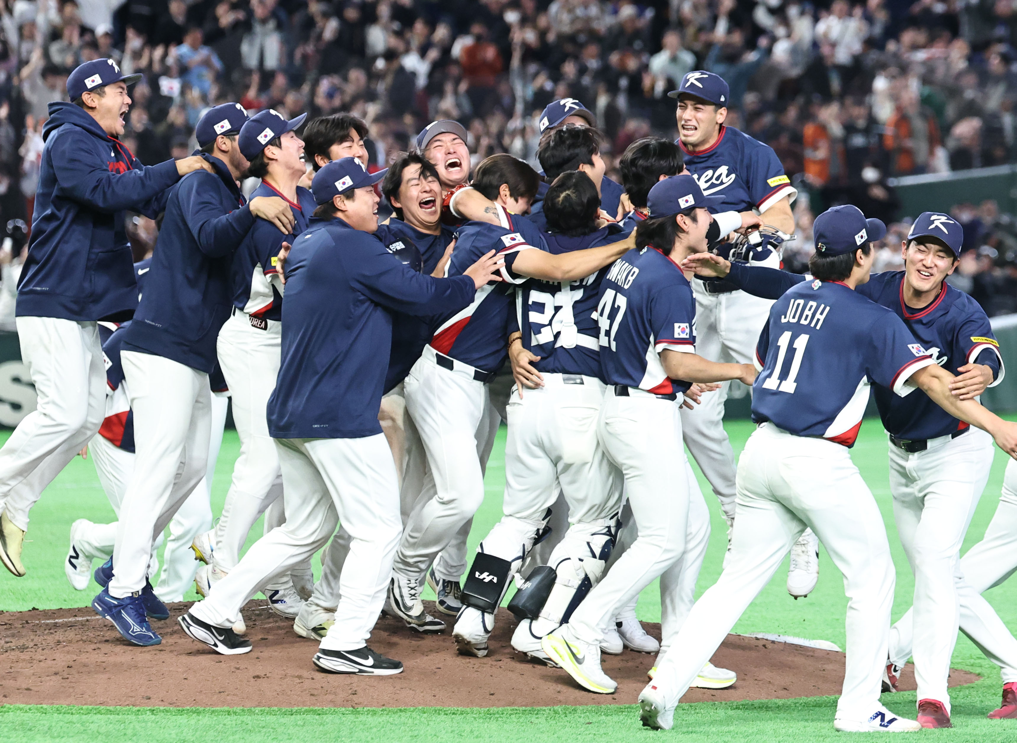 3月9日，在日本东京巨蛋举行的2026年WBC C组比赛中，韩国队击败澳大利亚队晋级八强，球员庆祝胜利。图片来源：韩联社