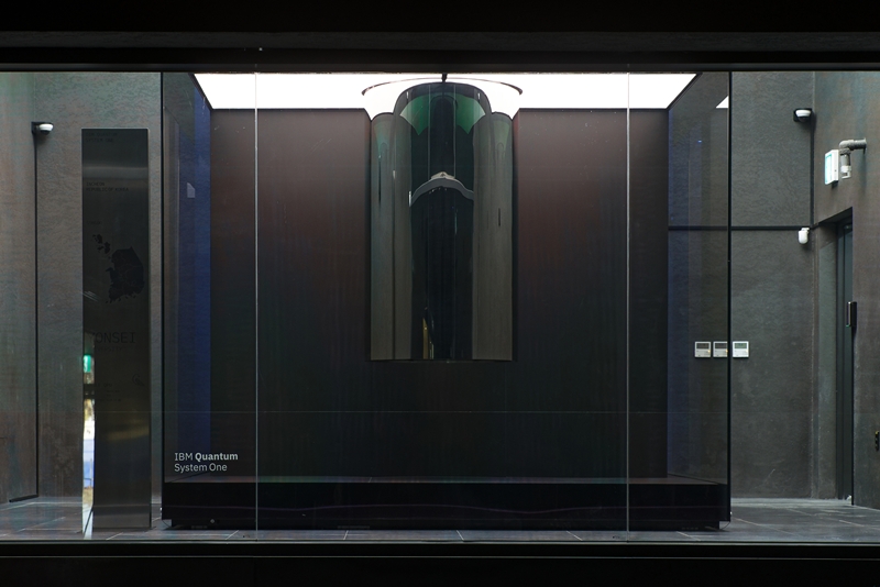 韩国首台量子计算机“IBM Quantum System One”于2024年11月20日在仁川延寿区延世大学国际校区公开亮相。图片来源：延世大学