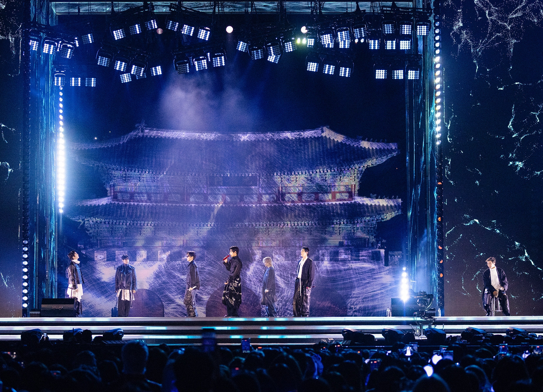 3月21日晚，在首尔光化门广场，韩国男团防弹少年团（BTS）以景福宫为背景，举办演出“BTS THE COMEBACK LIVE｜ARIRANG”。图片来源：BIGHIT MUSIC/奈飞