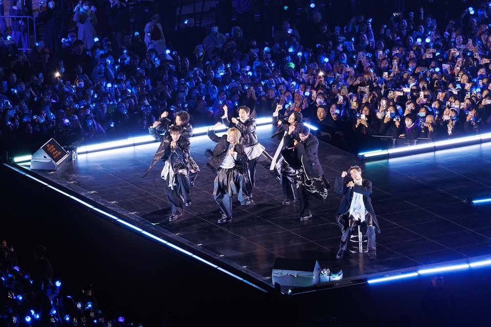 3月21日晚，在首尔光化门广场，韩国男团防弹少年团（BTS）举办演出&ldquo;BTS THE COMEBACK LIVE｜ARIRANG&rdquo;。图片来源：文化体育观光部