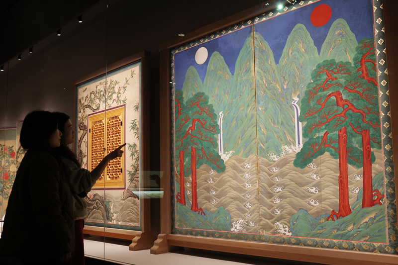 2月25日，在首尔龙山区国立中央博物馆书画馆重新开放现场，参观者正在观看《日月五峰图》。韩宣网记者李廷佑 摄