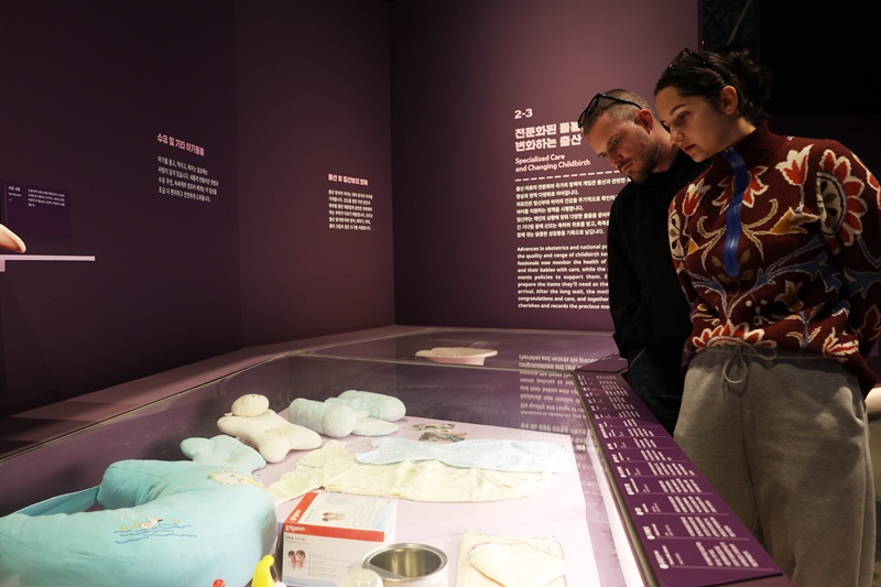 4月7日，在首尔钟路区国立民俗博物馆举办的《生日快乐》特别展中，外国游客正在参观现代育儿用品展区。韩宣网记者朴大珍 摄 