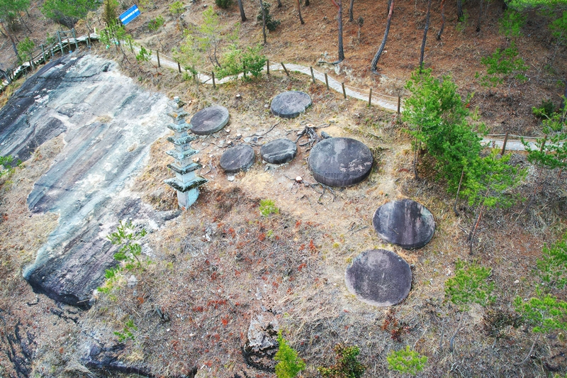 图为卧佛附近的&ldquo;七星岩&rdquo;。这是源自道教的七星信仰与佛教相结合，并在寺院空间中得以呈现的典型案例。韩宣网记者李廷佑 摄