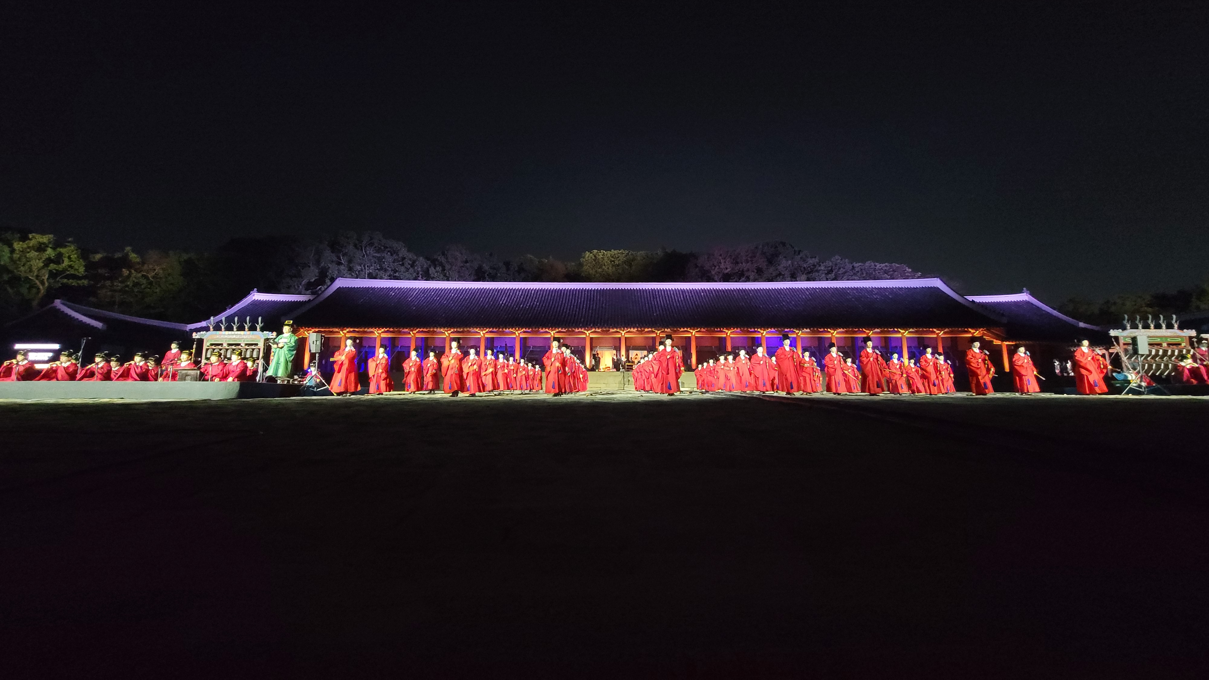 图为2025年4月在宗庙举行的宗庙祭礼乐夜间演出。图片来源：国家遗产厅