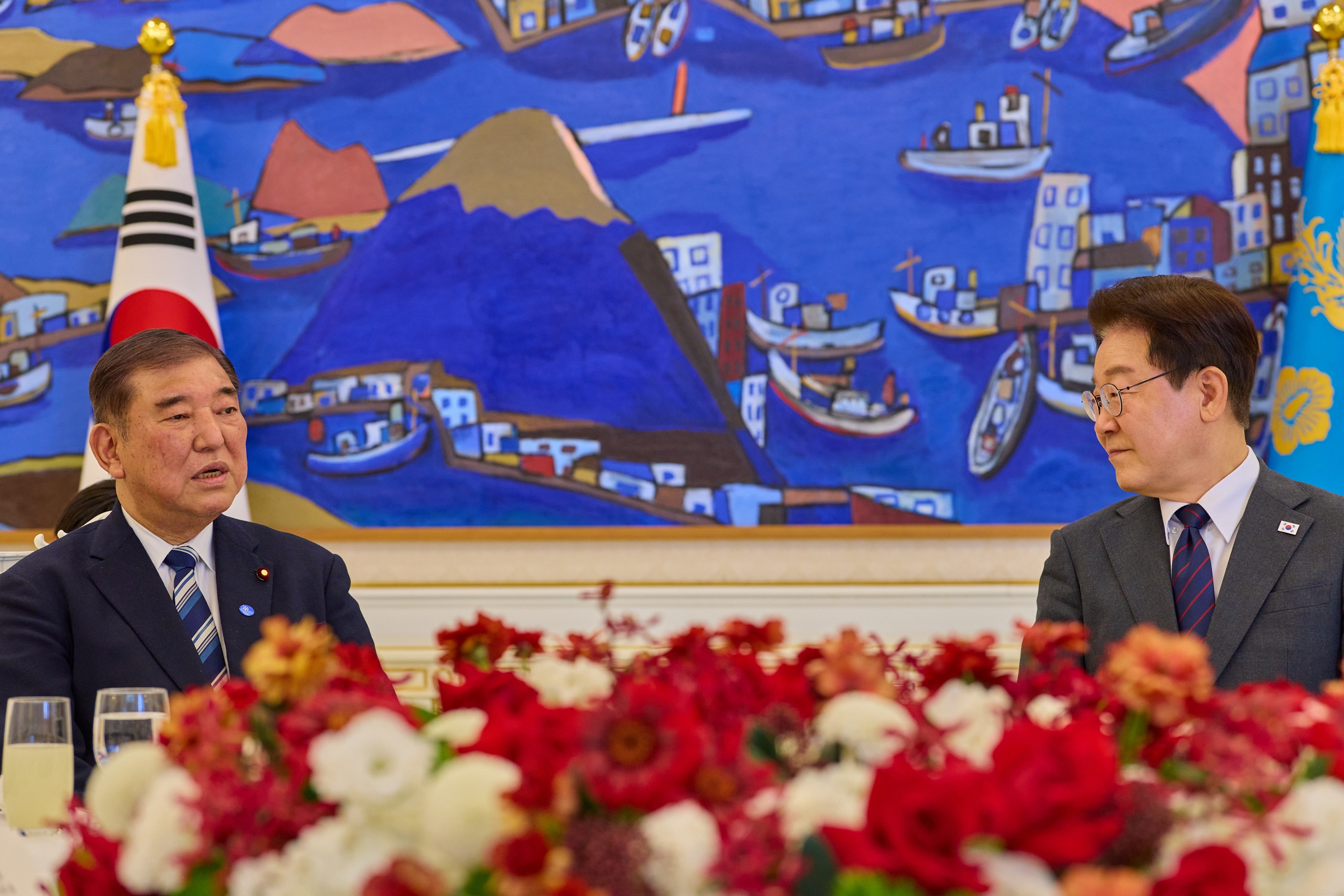 4月8日，韩国总统李在明在青瓦台会见了访韩的前日本首相石破茂。图片来源：大韩民国青瓦台