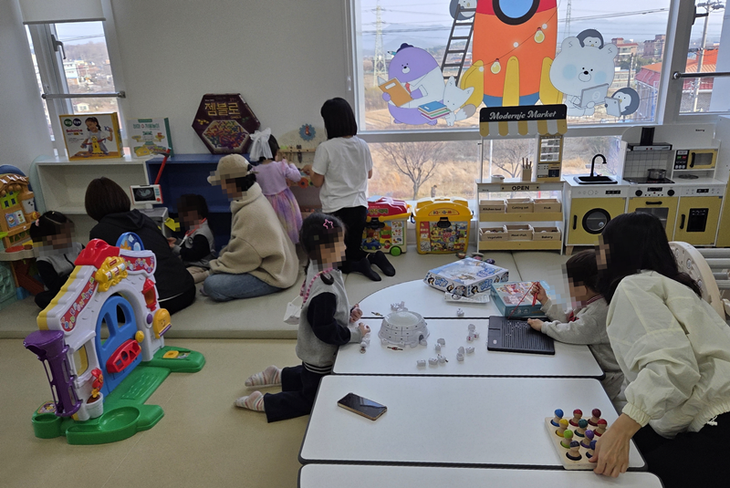 图为在论山市“共同育儿共享空间”，家长与孩子正在一起玩耍。图片来源：论山市