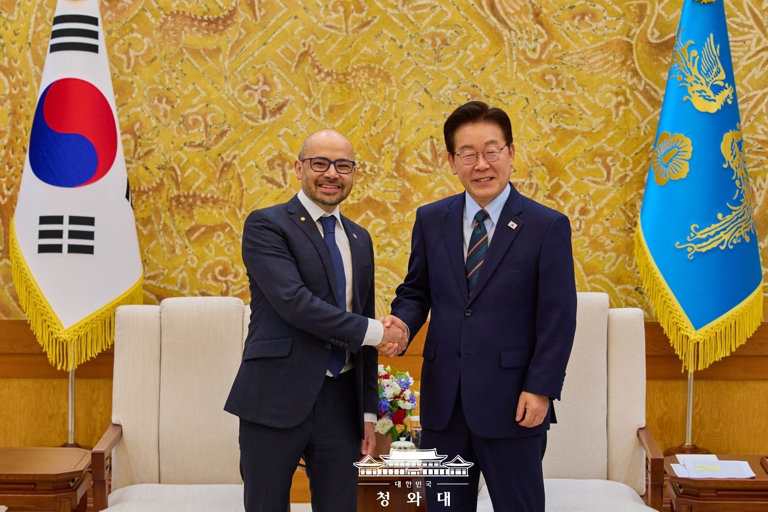 4月27日，韩国总统李在明在首尔青瓦台会见了谷歌旗下DeepMind首席执行官戴密斯·哈萨比斯，并合影留念。图片来源：大韩民国青瓦台