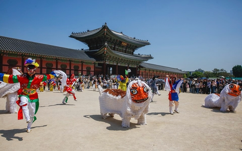 4月25日，游客在首尔钟路区昌德宫观看2026年春季宫廷文化庆典巡游活动。图片来源：宫廷文化庆典Instagram
