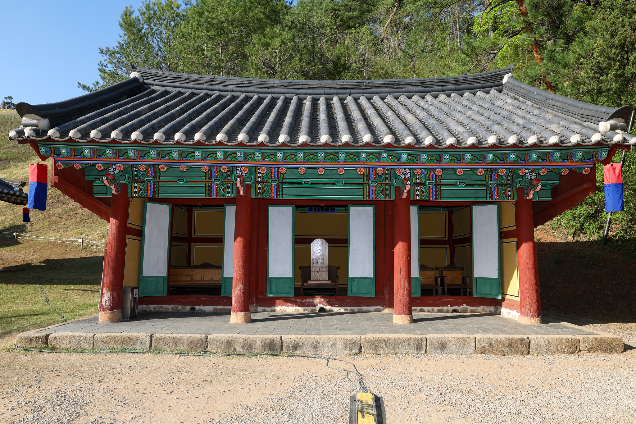 宁越庄陵的“长板屋”承载着对端宗的忠诚与节义，这里供奉着268位誓死守护少年国王的忠臣牌位。韩宣网记者李廷佑 摄