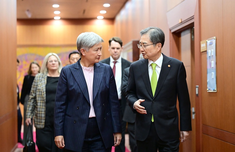 4月30日，在首尔举行的韩澳外长会谈上，韩国外交部长官赵显与澳大利亚外交部长黄英贤出席会议。图片来源：外交部