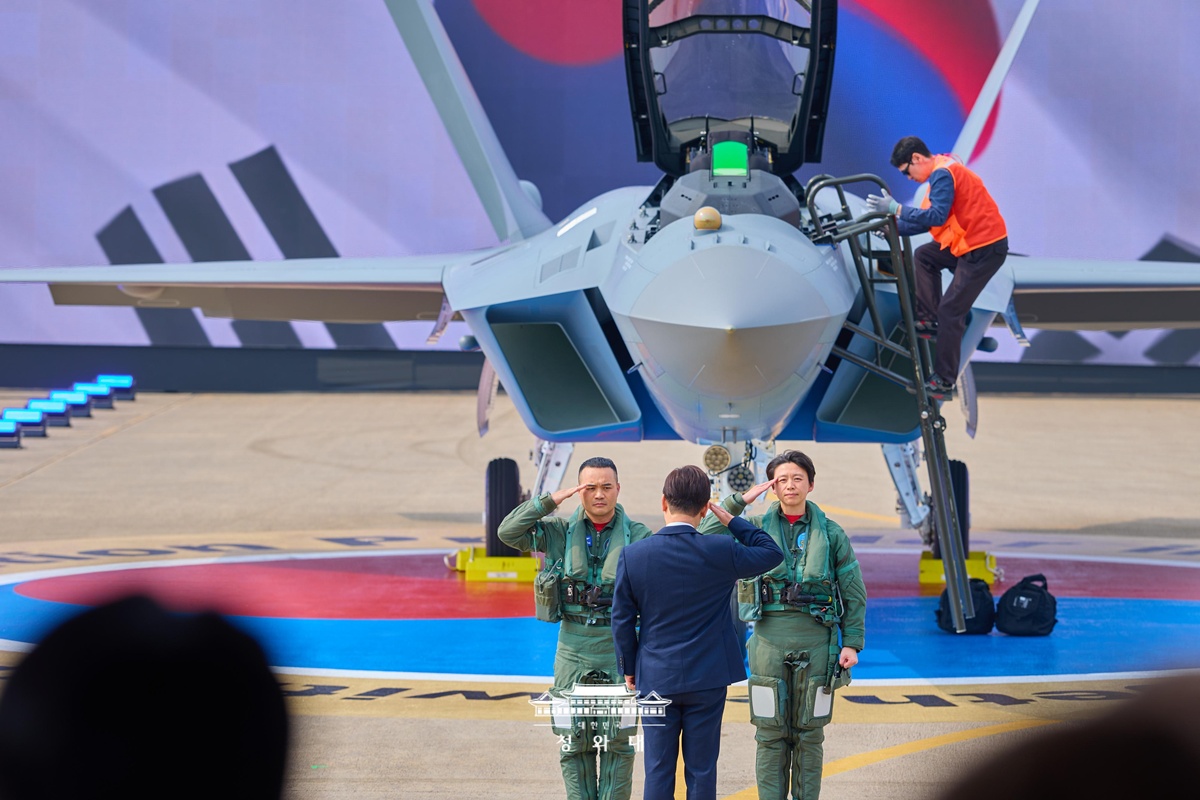 3月25日，韩国总统李在明出席在韩国航空宇宙产业（KAI）举行的KF-21首架量产机出厂仪式。图片来源：大韩民国青瓦台