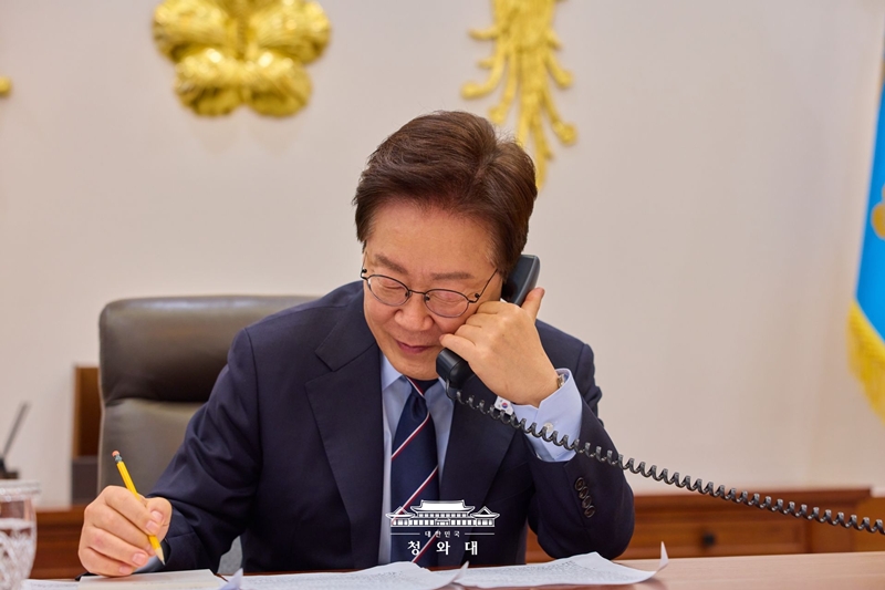 5月8日，韩国总统李在明在首尔钟路区青瓦台与加拿大总理马克&middot;卡尼通电话。图片来源：大韩民国青瓦台