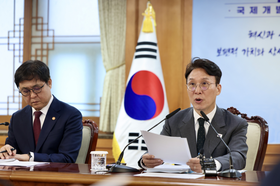5月11日，韩国国务总理金民锡（右）在首尔钟路区政府首尔办公楼召开的第57次国际开发合作委员会会议上发言。图片来源：国务调整室国务总理秘书室