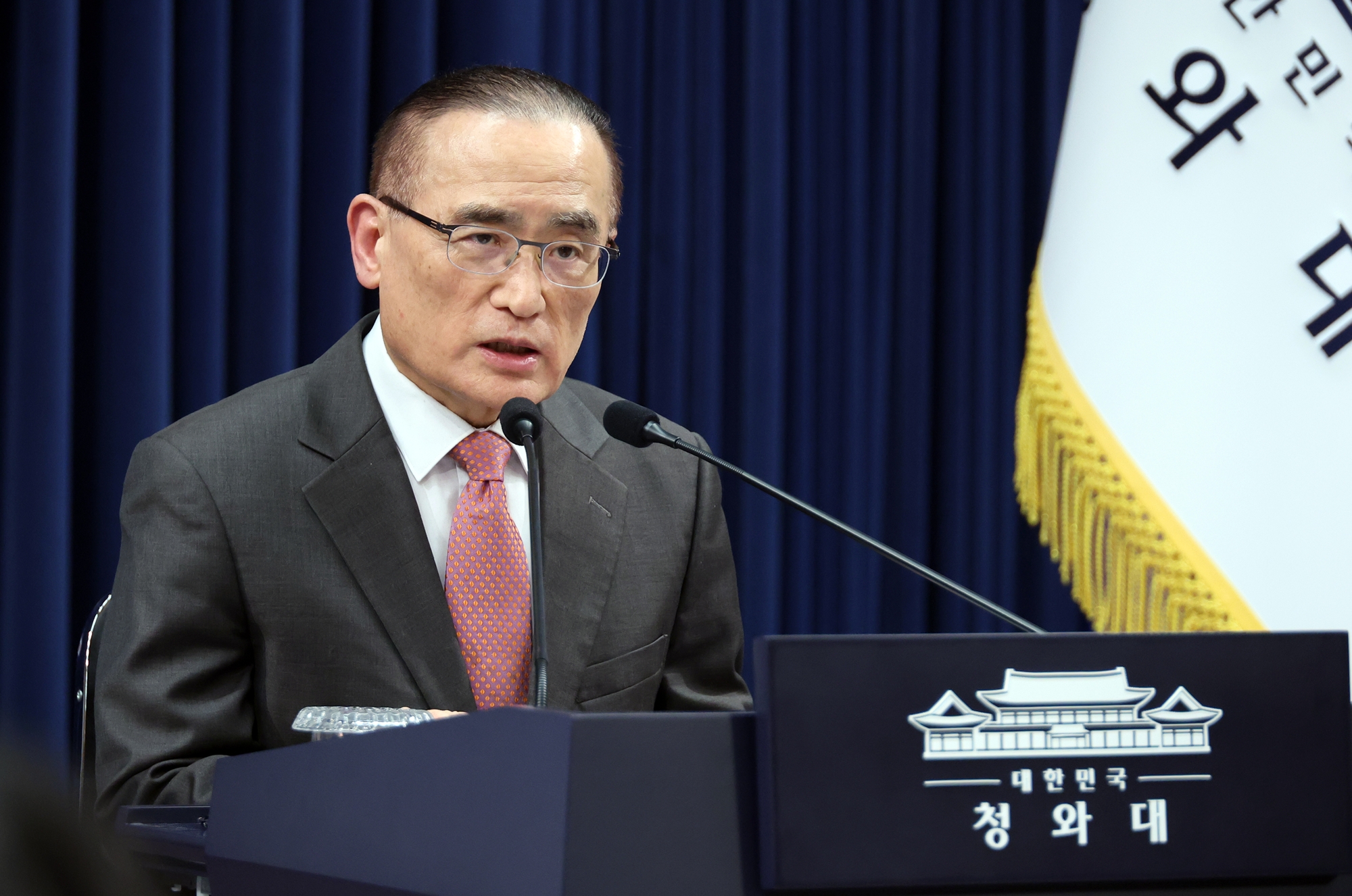 5月11日，在首尔钟路区青瓦台举行的记者会上，韩国国家安保室室长魏圣洛正在就航运公司HMM旗下货船“NAMU”号在霍尔木兹海峡遭袭一事进行说明。图片来源：韩联社
