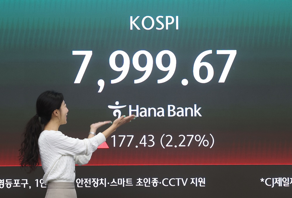 5月12日，在首尔中区韩亚银行总行交易厅屏幕显示韩国综合股价指数（KOSPI）盘中站上7900点。图片来源：韩联社