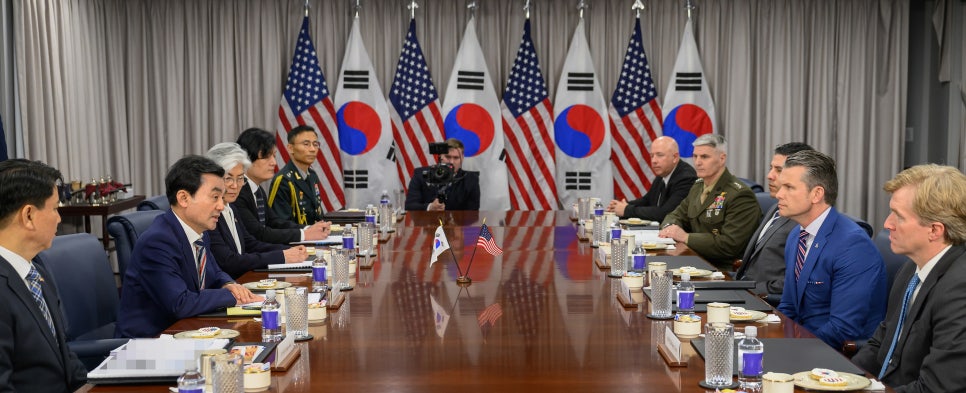 当地时间5月11日，韩国国防部长官安圭伯（左二）与美国战争部长皮特·赫格塞思（右二）在美国国防部大楼举行韩美国防部长会谈。图片来源：国防部