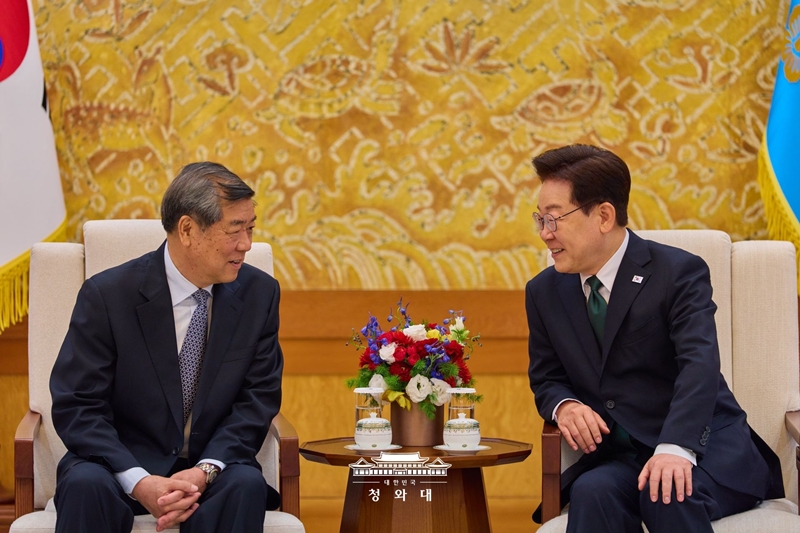 5月13日，韩国总统李在明（右）在首尔钟路区青瓦台会见中国国务院副总理何立峰。图片来源：大韩民国青瓦台  