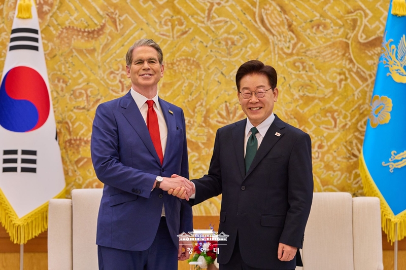 5月13日，韩国总统李在明（右）在首尔钟路区青瓦台会见美国财政部长斯科特·贝森特。图片来源：大韩民国青瓦台 