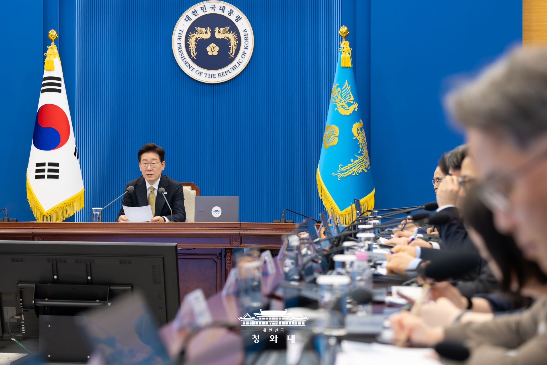 5月15日，韩国总统李在明援引国际货币基金组织（IMF）对韩国财政政策的积极评价，对政界提出的财政紧缩要求进行了反驳 。图为14日，李在明在首尔钟路区青瓦台主持召开第33次首席秘书和辅佐官会议。图片来源：大韩民国青瓦台 