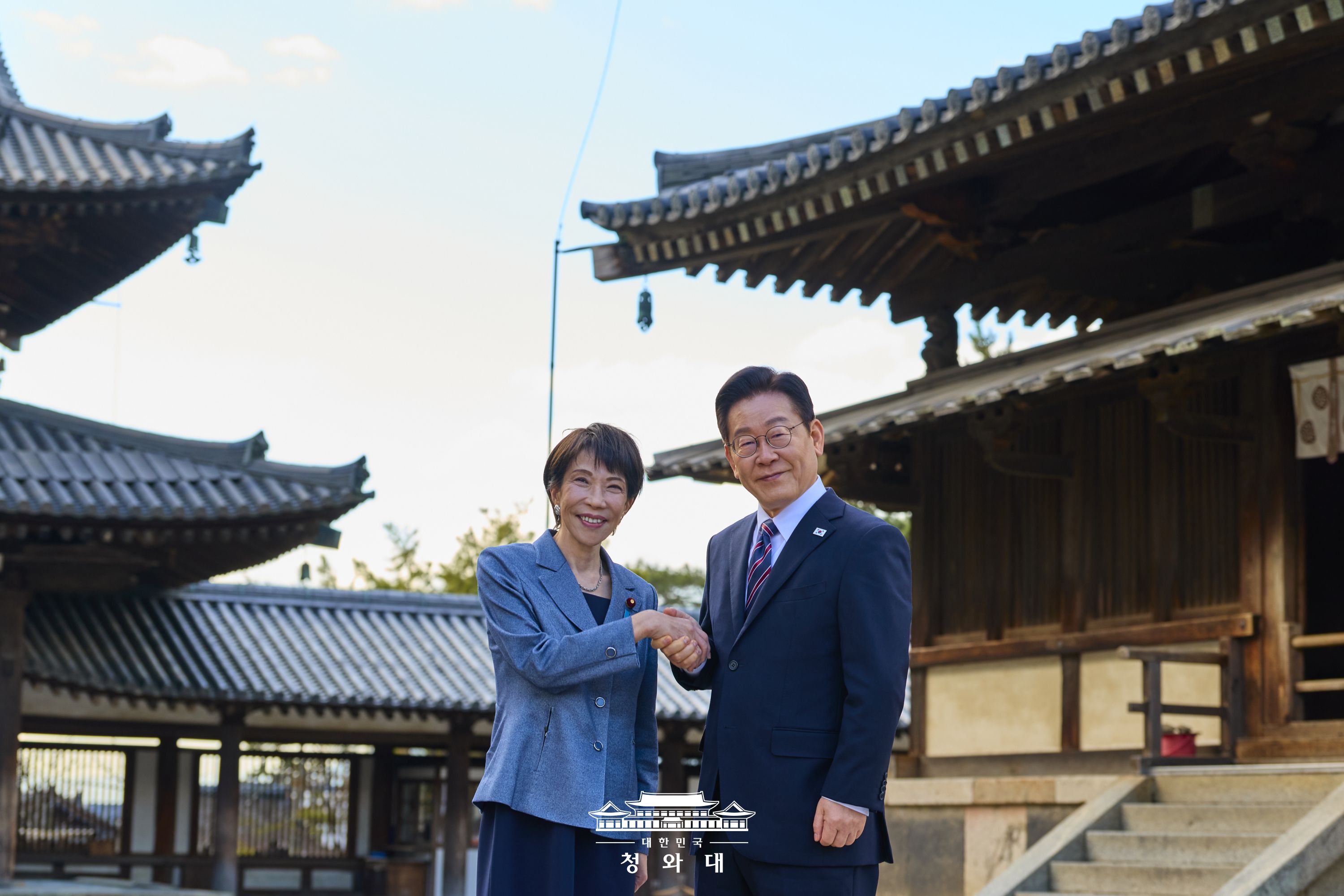 图为当地时间1月14日，在日本奈良县法隆寺，韩国总统李在明与日本首相高市早苗合影留念。图片来源：大韩民国青瓦台 
